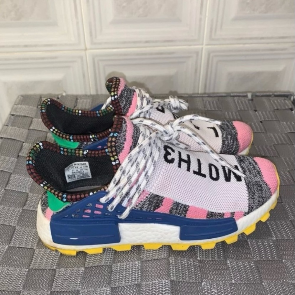 ADIDAS HUMAN RACE